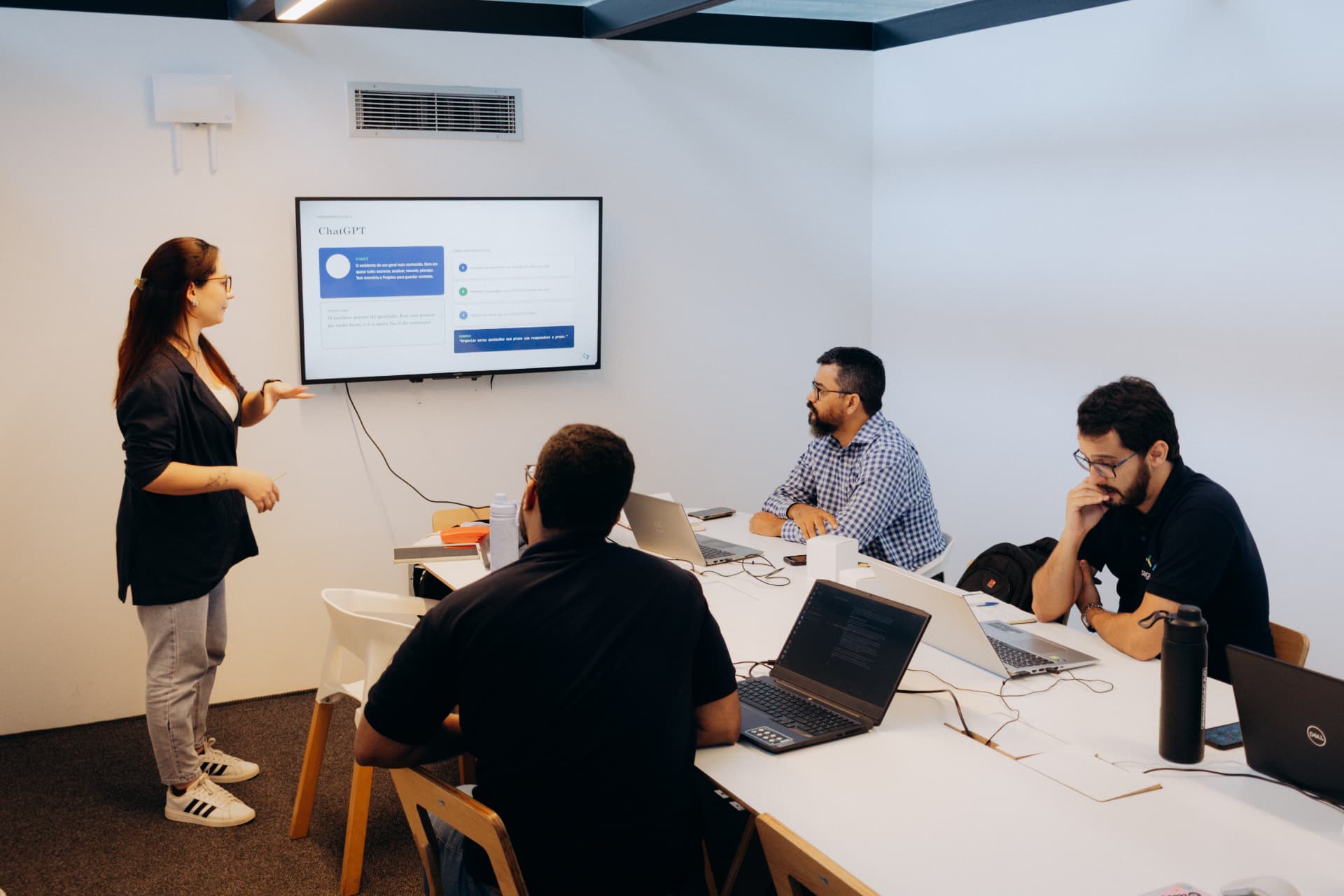 Facilitadora apresentando conteúdo sobre IA para a equipe