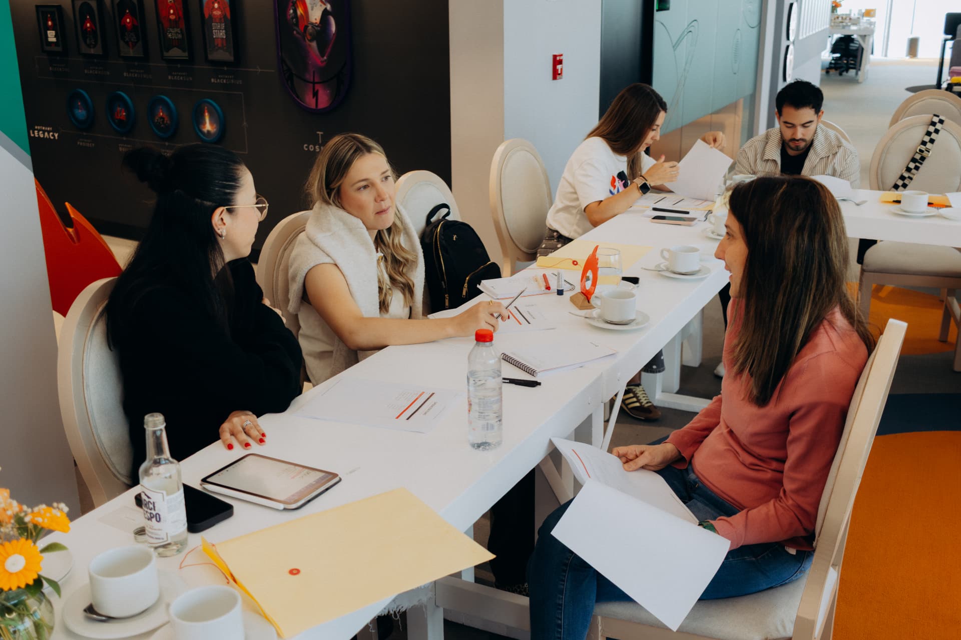 Profissionais em mesa de trabalho durante o evento Hotmart Way