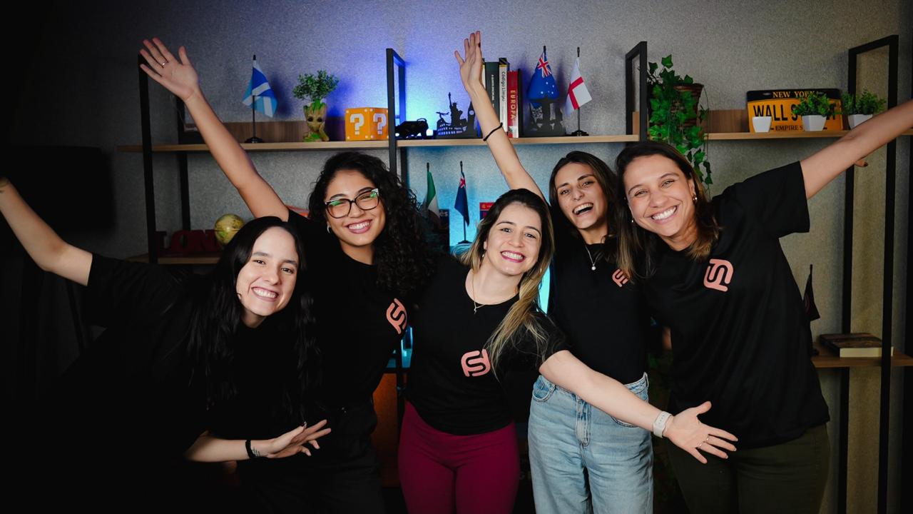 Equipe Decoding em celebração após evento