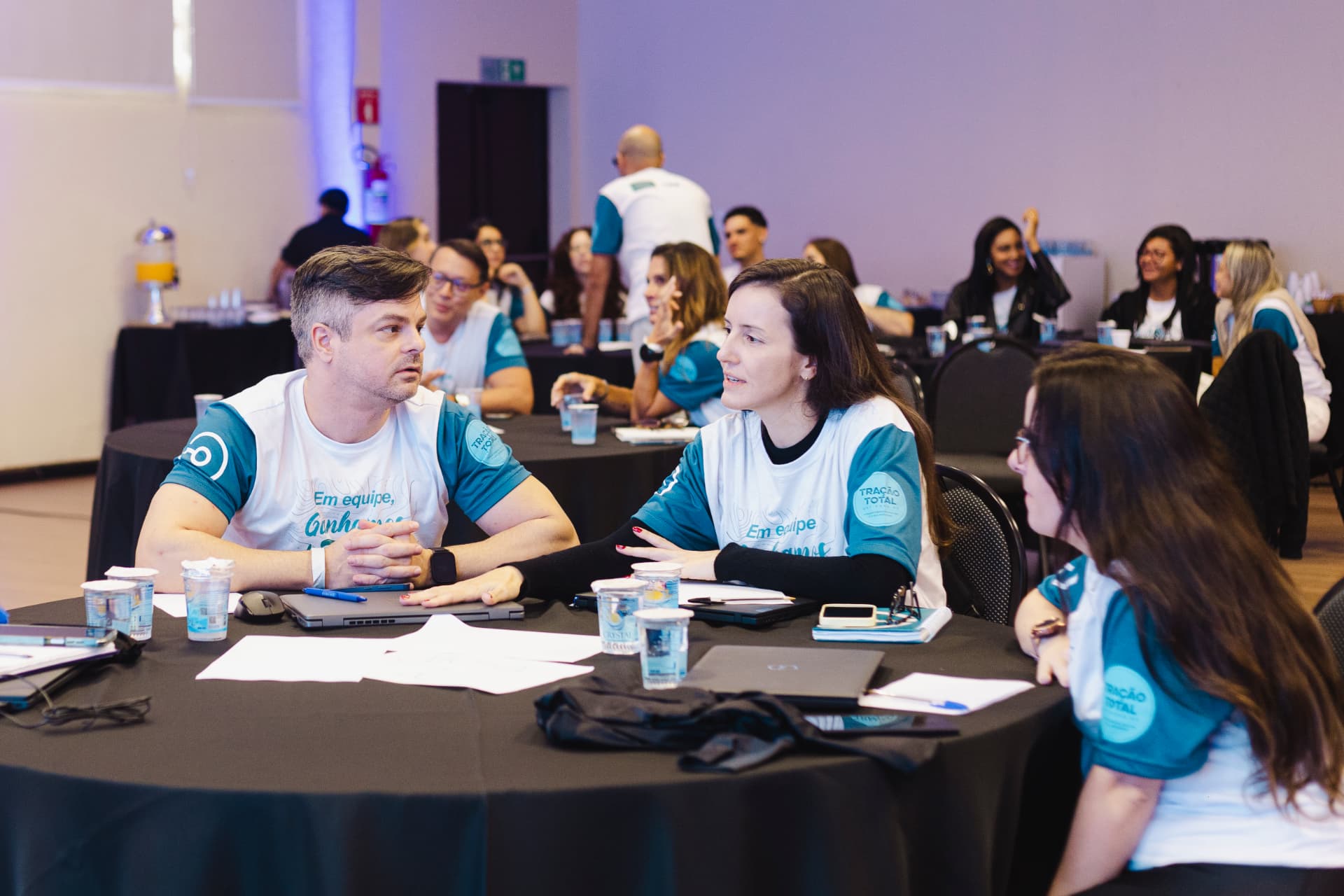 Time reunido em dinâmica de bootcamp presencial