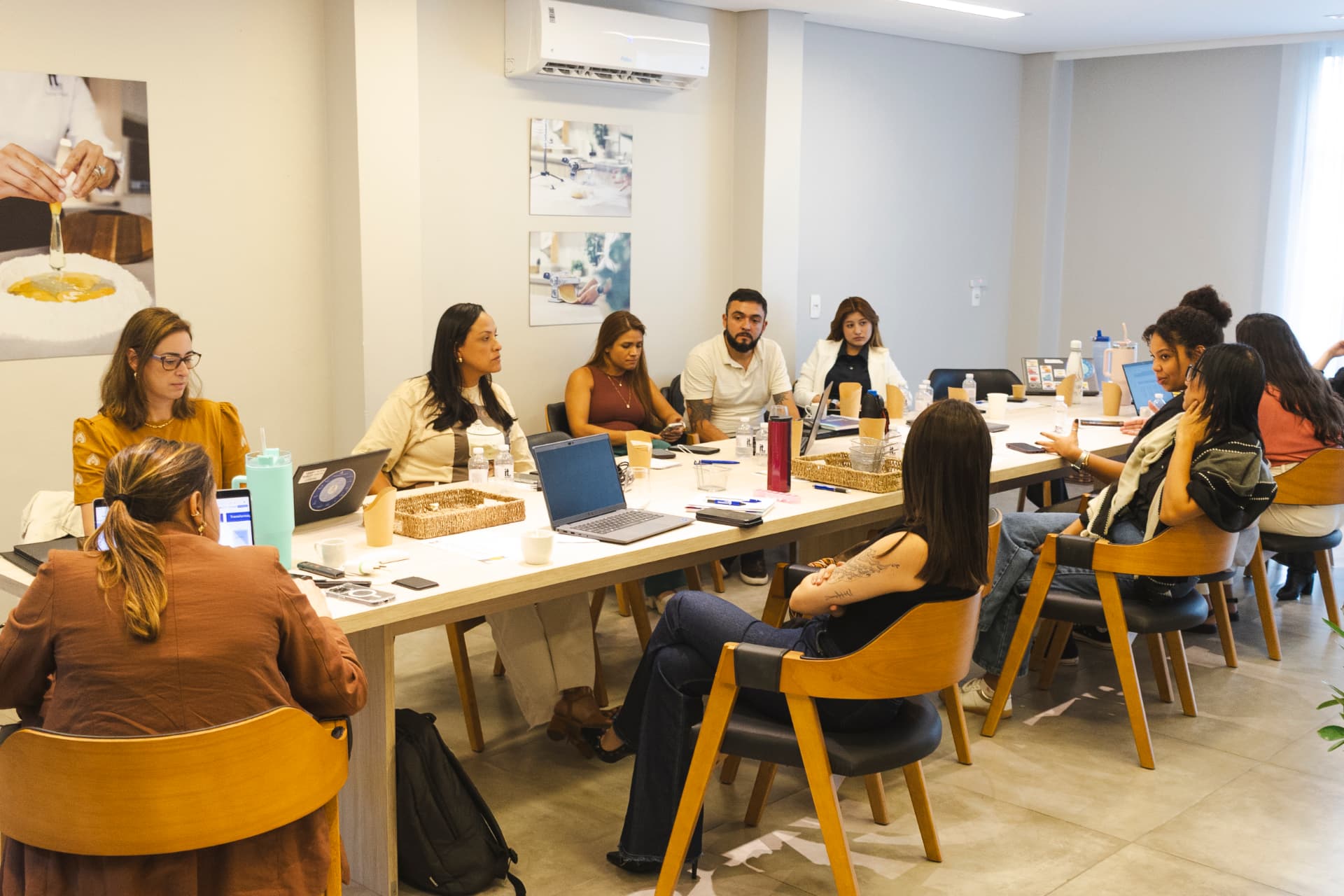 Sala de bootcamp com participantes em atividade prática