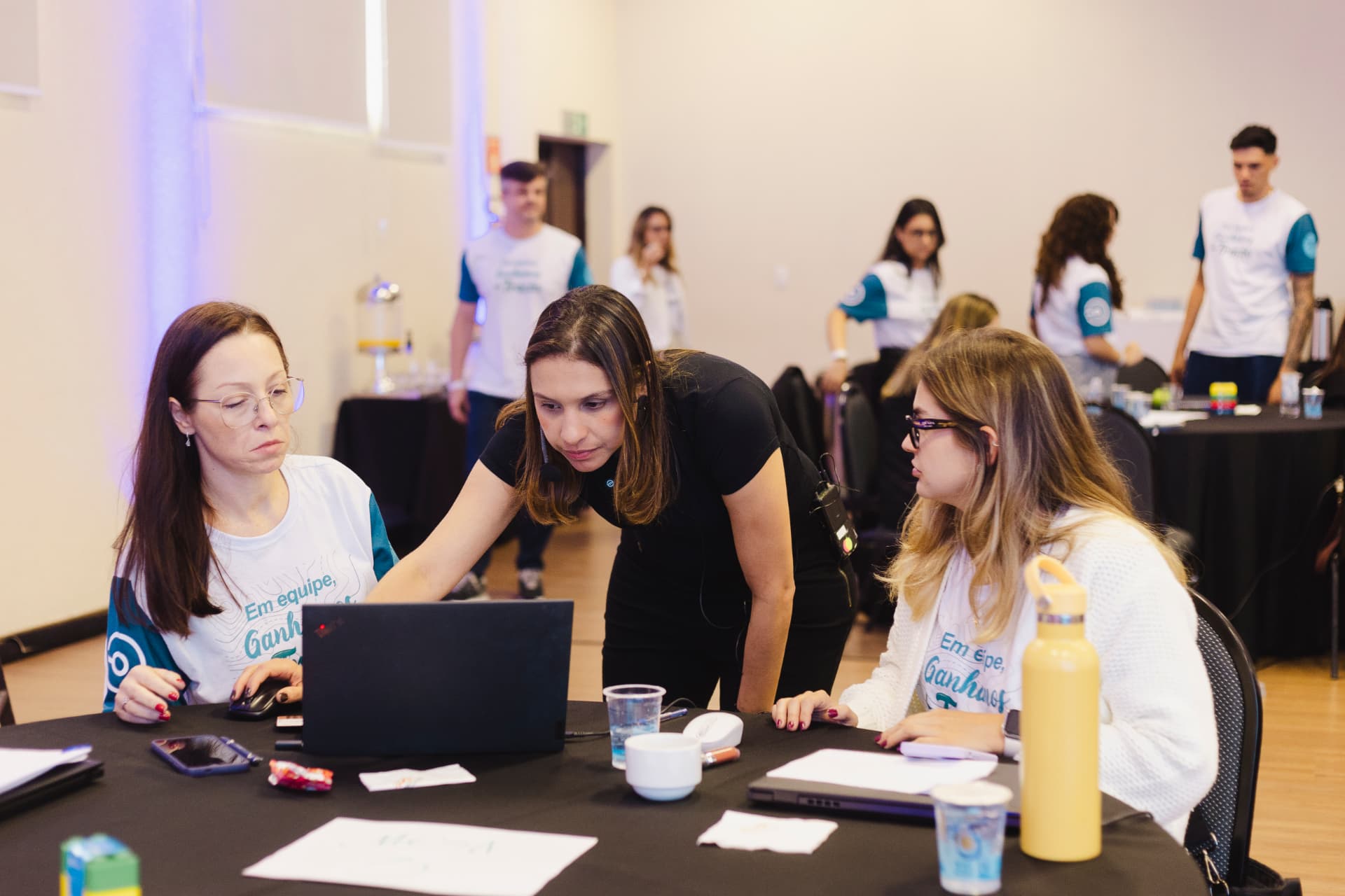 Participantes do bootcamp Volkswagen Financial Services em atividade colaborativa