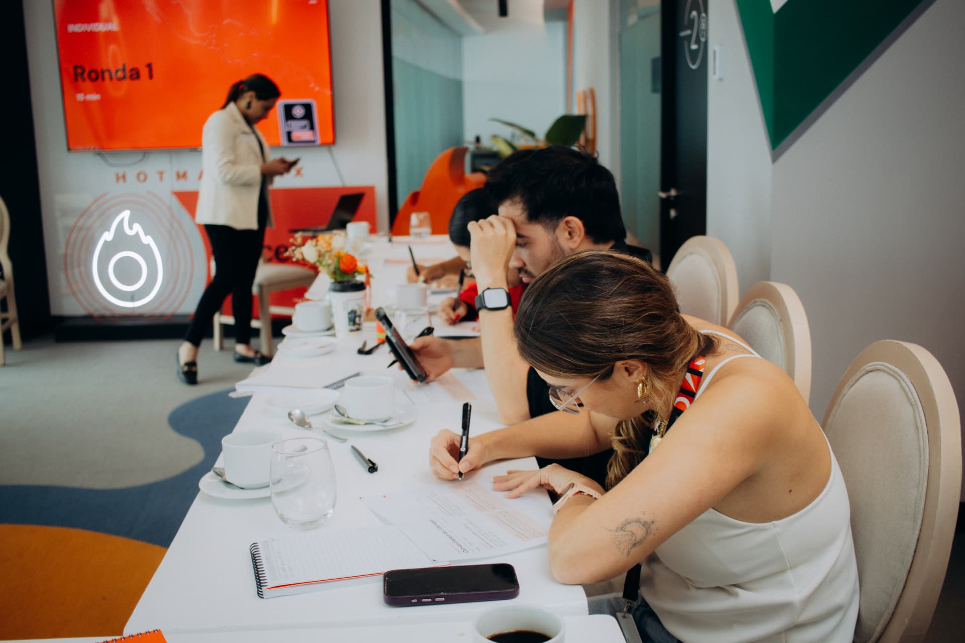 Grupo em discussão durante bootcamp de IA aplicada